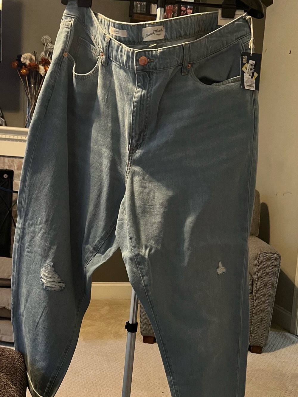 Universal Thread Relaxed Light Blue Distressed Women’s BOYFRIEND Jeans, Sz 17R